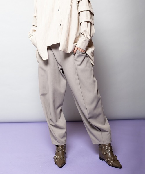 OSMOSIS（オズモーシス）の「変形タックパンツ（その他パンツ・レディース・グレー/ブラック/キャメル・ONE SIZE）」の2枚目の写真