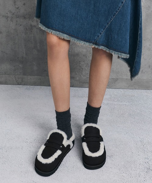 CHARLES & KEITH(チャールズ & キース)の「テクスチャー ファーフラットフォームミュール(スリッポン・レディース・ブラック系その他2/サンドベージュ・22.5cm/23cm/24.5cm/25cm/25.5cm/23.5cm)」の2枚目の写真
