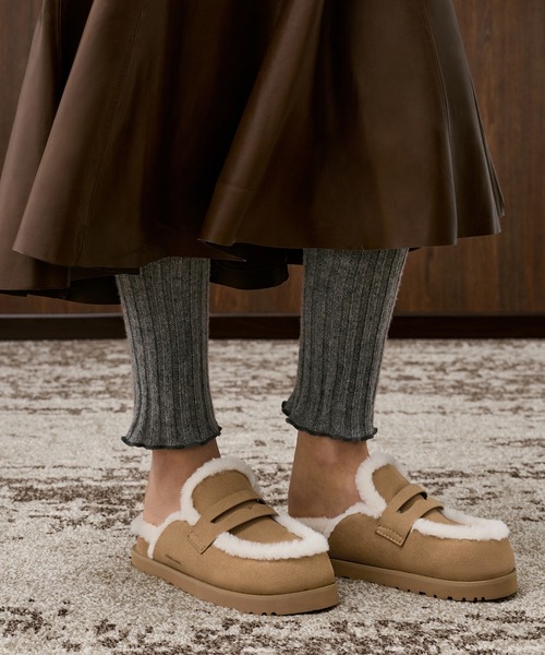 CHARLES & KEITH(チャールズ & キース)の「テクスチャー ファーフラットフォームミュール(スリッポン・レディース・ブラック系その他2/サンドベージュ・22.5cm/23cm/24.5cm/25cm/25.5cm/23.5cm)」の1枚目の写真