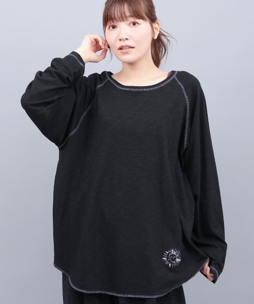 チチカカ（チチカカ）の「ワンポイント刺繍ロングTシャツ（Tシャツ/カットソー・レディース・ネイビー/ホワイト/ブラック・FREE）」の2枚目の写真