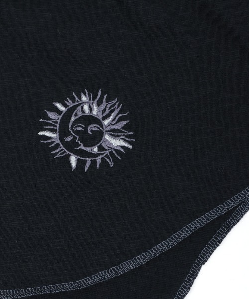 チチカカ（チチカカ）の「ワンポイント刺繍ロングTシャツ（Tシャツ/カットソー・レディース・ネイビー/ホワイト/ブラック・FREE）」の4枚目の写真