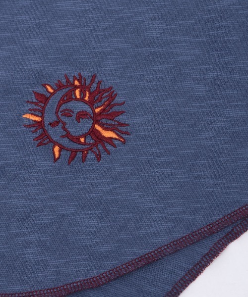 チチカカ（チチカカ）の「ワンポイント刺繍ロングTシャツ（Tシャツ/カットソー・レディース・ネイビー/ホワイト/ブラック・FREE）」の5枚目の写真