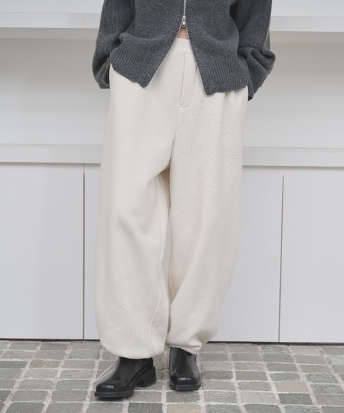 AIC.(エーアイシー)の「裏起毛ドローストリングイージーパンツ(スウェットパンツ・レディース・チャコールグレー/キナリ・FREE)」の2枚目の写真