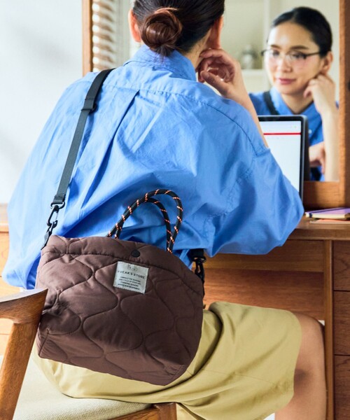 KiU（キウ）の「KiU×FREAK'S STORE/キウ×フリークスストア 別注PADDED DAY TOTE MINI BAG パデット デイトート ミニ バッグ 撥水（ショルダーバッグ・レディース・オレンジ/レオパード/ブラウン/ブラック・ONE SIZE）」の2枚目の写真