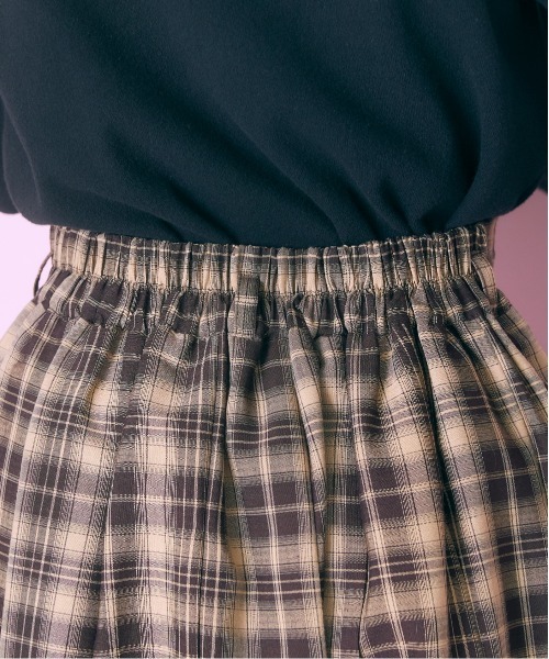 marun（マルン）の「＜大きいサイズ＞ベルト付プリーツショート丈スカート marun（スカート・レディース・グレー系/ブラウン系・L/LL/3L/4L/5L）」の18枚目の写真