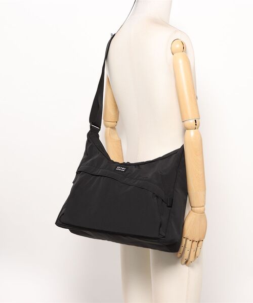 BEAMS DESIGN（ビームス デザイン）の「BEAMSDESIGN（ビームスデザイン）Diagonal　 ショルダーバッグ（L）（ショルダーバッグ・メンズ・ブラック/カーキ/オリーブ/ネイビー・FREE）」の5枚目の写真
