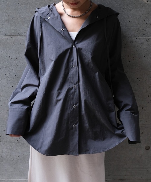 CIEL'AIR(シエルエアー)の「NYLON HOODED SHIRT(ナイロンフードシャツ)(シャツ/ブラウス・レディース・オフホワイト/チャコールグレー・MEDIUM)」の7枚目の写真