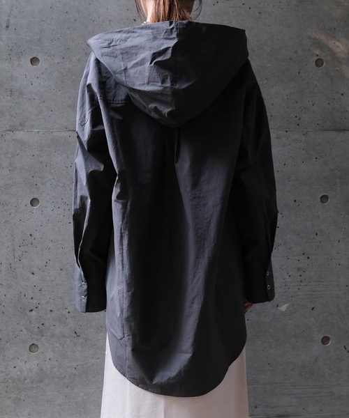CIEL'AIR(シエルエアー)の「NYLON HOODED SHIRT(ナイロンフードシャツ)(シャツ/ブラウス・レディース・オフホワイト/チャコールグレー・MEDIUM)」の9枚目の写真