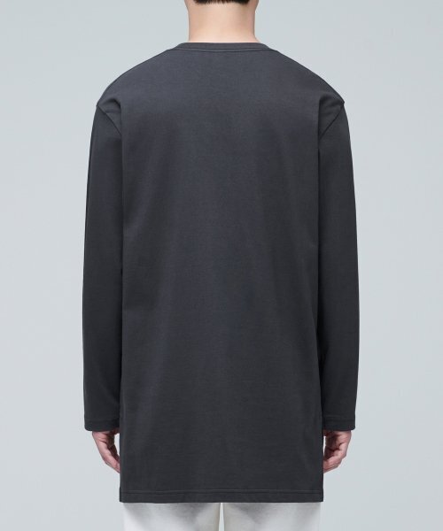 MUSINSA STANDARD(ムシンサスタンダード)の「レイヤードクルーネック長袖Tシャツ_ロング丈【ダークグレー】(Tシャツ/カットソー・メンズ・その他・X-LARGE/X-SMALL/SMALL/MEDIUM/LARGE)」の4枚目の写真