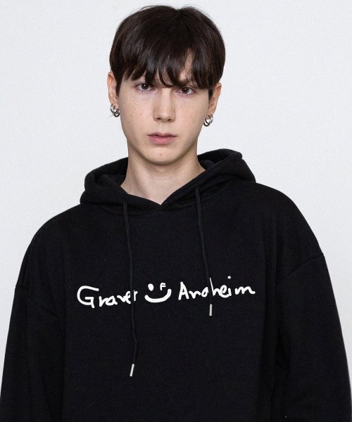 GRAVER（グレーバー）の「[ユニセックス]ドローイングロゴドローイングスマイルフードパーカー_ブラック（パーカー・レディース・ブラック・LARGE/X-LARGE/SMALL/MEDIUM）」の2枚目の写真
