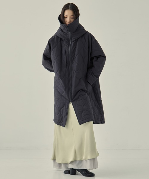 VACHEMENT（ヴァシュモン）の「【VACHEMENT/ヴァシュモン】リサイクル60/40クロスキルティングフーディー（その他アウター・レディース・ダークグレー/ブラック・FREE）」の5枚目の写真