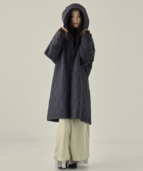 VACHEMENT（ヴァシュモン）の「【VACHEMENT/ヴァシュモン】リサイクル60/40クロスキルティングフーディー（その他アウター・レディース・ダークグレー/ブラック・FREE）」の6枚目の写真