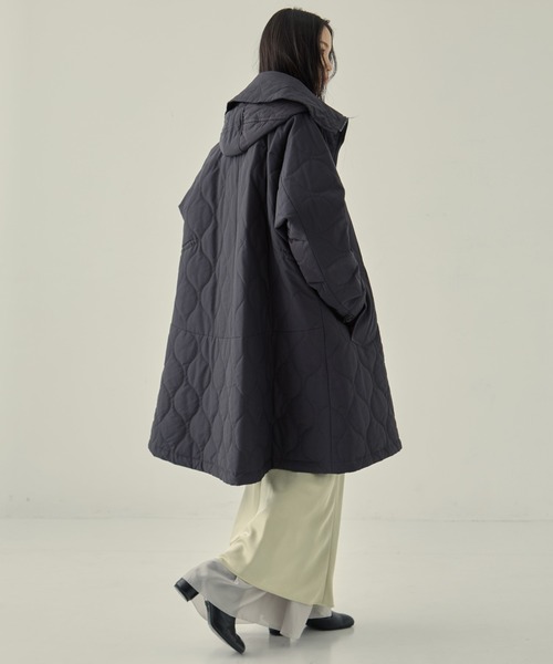 VACHEMENT（ヴァシュモン）の「【VACHEMENT/ヴァシュモン】リサイクル60/40クロスキルティングフーディー（その他アウター・レディース・ダークグレー/ブラック・FREE）」の9枚目の写真