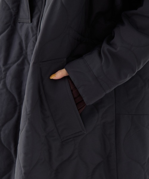 VACHEMENT（ヴァシュモン）の「【VACHEMENT/ヴァシュモン】リサイクル60/40クロスキルティングフーディー（その他アウター・レディース・ダークグレー/ブラック・FREE）」の18枚目の写真