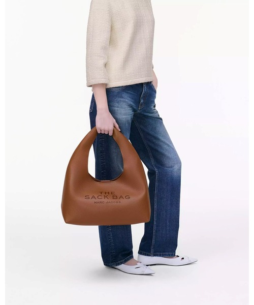 MARC JACOBS(マークジェイコブス)の「LEATHER SACK BAG/ザ レザー サック バッグ(ショルダーバッグ・レディース・ブラウン系その他・ONE SIZE)」の8枚目の写真
