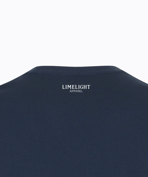 LIMELIGHT APPAREL(ライムライトアパレル)の「アスリットスタンダードフィットバックロゴTシャツ(ネイビー/ホワイト)(Tシャツ/カットソー・メンズ・その他・SMALL/MEDIUM/LARGE/X-LARGE/XX-LARGE)」の2枚目の写真
