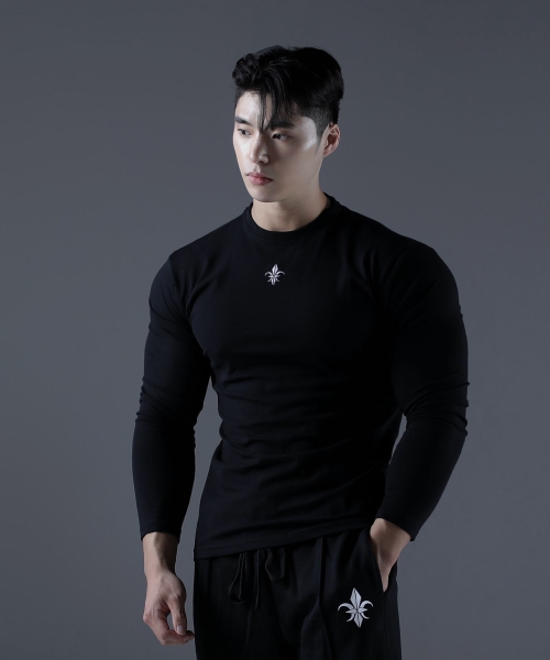 CARMID(カミド)の「ロングスリーブマッスルフィットロゴ長袖Tシャツ(Tシャツ/カットソー・メンズ・その他・1/2)」の2枚目の写真