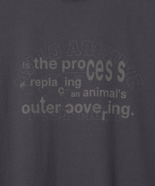 Millo Archive（ミロ アーカイブ）の「タイポレイヤードTシャツ [ミッドナイトブラック]（Tシャツ/カットソー・メンズ・その他・MEDIUM/LARGE/X-LARGE）」の3枚目の写真