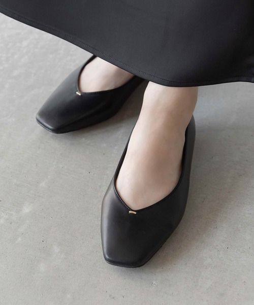 RANDA(ランダ)の「ゴールドパーツVカットフラットパンプス(パンプス・レディース・アイボリー/ベージュ/ブラック・23/24/25/22.5/24.5/23.5/22/25.5)」の1枚目の写真