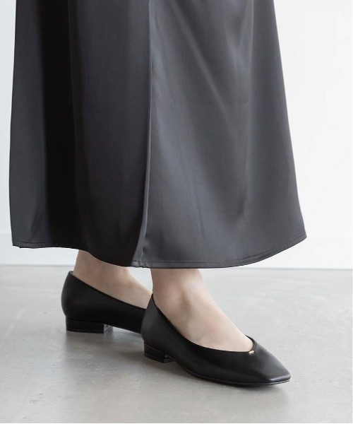 RANDA(ランダ)の「ゴールドパーツVカットフラットパンプス(パンプス・レディース・アイボリー/ベージュ/ブラック・23/24/25/22.5/24.5/23.5/22/25.5)」の18枚目の写真