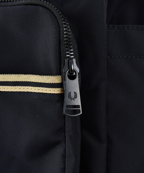 FRED PERRY（フレッドペリー）の「【WEB先行予約】[FRED PERRY/フレッドペリー] ティップ テープ バックパック（WEB限定）（バックパック/リュック・レディース・ブラック・ONE SIZE）」の7枚目の写真