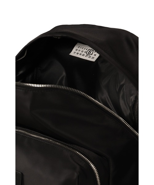MM6 Maison Margiela（ｴﾑｴﾑｼｯｸｽ ﾒｿﾞﾝ ﾏﾙｼﾞｪﾗ）の「THREE POCKET BACKPACK（バックパック/リュック・メンズ・ブラック・UNI）」の6枚目の写真