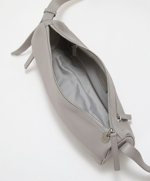 Breath TOPKAPI(ブレストプカピ)の「【Breath TOPKAPI】SUPPLE サプル シボレザー スワローマチ ワイド ショルダーバッグ(ショルダーバッグ・レディース・ブラック/ライトグレー・FREE)」の4枚目の写真