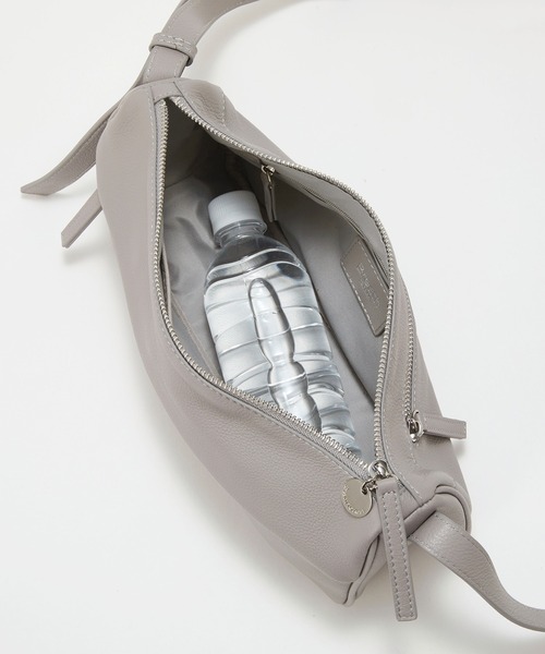 Breath TOPKAPI(ブレストプカピ)の「【Breath TOPKAPI】SUPPLE サプル シボレザー スワローマチ ワイド ショルダーバッグ(ショルダーバッグ・レディース・ブラック/ライトグレー・FREE)」の5枚目の写真