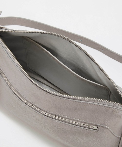 Breath TOPKAPI(ブレストプカピ)の「【Breath TOPKAPI】SUPPLE サプル シボレザー スワローマチ ワイド ショルダーバッグ(ショルダーバッグ・レディース・ブラック/ライトグレー・FREE)」の6枚目の写真