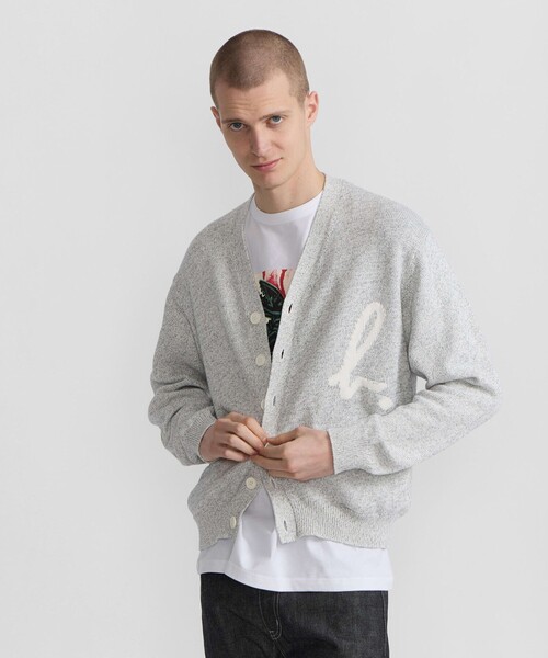 agnes b.（アニエスベー）の「メンズ "b."ロゴ コットン Vネック カーディガン（カーディガン/ボレロ・メンズ・グレー系その他・2/1）」の2枚目の写真