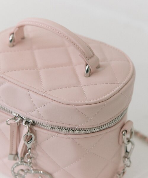 Belle Charme(ベルシャルム)の「【Belle Charme】Glitter Logo Quilted Vanity(ショルダーバッグ・レディース・ピンク/アイボリー/ブラック/ラベンダー/サックスブルー・FREE)」の7枚目の写真