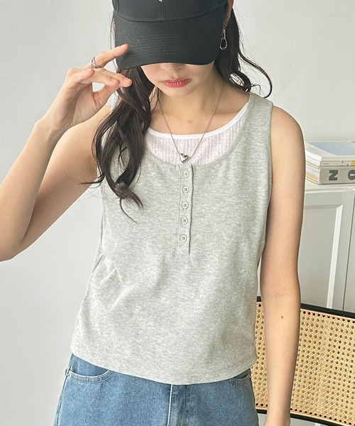 GeeRA（ジーラ）の「ヘンリーネックレイヤード風タンクトップ（タンクトップ・レディース・ブラック/杢グレー/ネイビー・MEDIUM/LARGE/X-LARGE）」の3枚目の写真