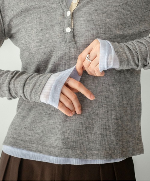 on:nue（オンニュ）の「【on:nue】[キャミ付き/着用動画あり！] シアーリブヘンリーネックカットソー /2026 SS COLLECTION（Tシャツ/カットソー・レディース・ブラック/スカイブルー/イエロー系その他/グレー・FREE）」の3枚目の写真