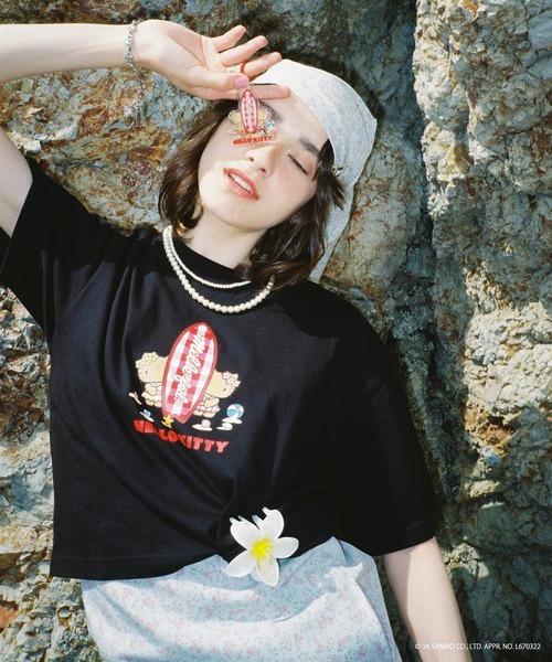 sanrio（サンリオ）の「MILKFED. × HELLO KITTY SUN-KISSED SURF S/S TEE（Tシャツ/カットソー・レディース・ホワイト/ブラック・ONE SIZE）」の2枚目の写真