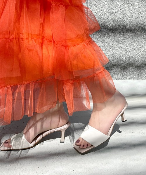 MAMIAN（マミアン）の「ワイドスクエアトゥ パデット ミュールサンダル (7.0cmヒール)（サンダル・レディース・ダークブラウン/ホワイト/ブラック・L/M）」の14枚目の写真