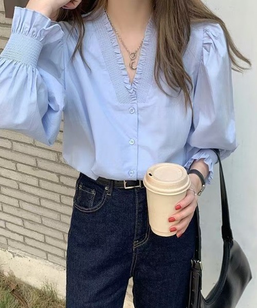 FAVORITO(ファヴォリート)の「Vネックシングルブレストシャツ(シャツ/ブラウス・レディース・ブルー/ホワイト・M/L/XL)」の2枚目の写真