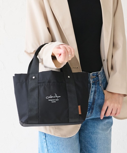 LIZDAYS（リズデイズ）の「裏表両面撥水加工 仕切り付きナイロンミニトートバッグ（トートバッグ・レディース・ブラック/グレイッシュベージュ/ライトグレー系1/グレー系1/ライトグレー/ダークグレー・FREE）」の2枚目の写真