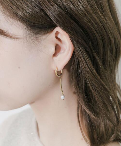 SMELLY(スメリー)の「ステンレスアシンメトリーパールピアス(ピアス(両耳用)・レディース・ゴールド系その他・-)」の3枚目の写真