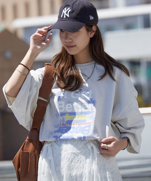 Chick(チック)の「Printed Crew-Neck Oversized T-Shirt / プリントデザイン クルーネックビッグTシャツ 2026年 夏 夏服(Tシャツ/カットソー・レディース・ベージュ/グレー・FREE)」の22枚目の写真