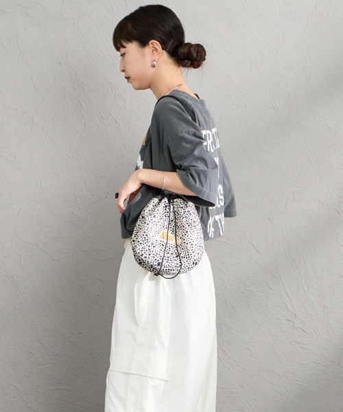 KELTY（ケルティ）の「[KELTY/ケルティ] ES 巾着 ショルダーバッグ（ショルダーバッグ・レディース・アニマル/ブラック/ベージュ/レオパード・ONE SIZE）」の9枚目の写真
