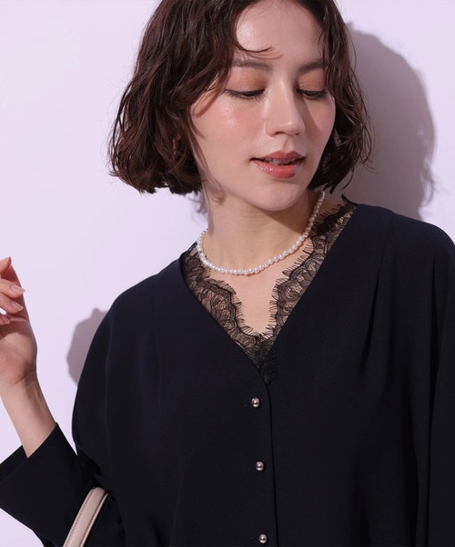 Arpege story（アルページュストーリー）の「レーストリムＶブラウス（シャツ/ブラウス・レディース・ライトグレー/ネイビー/ホワイト・1/2）」の21枚目の写真