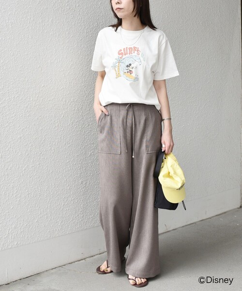 SHIPS Colors(シップス カラーズ)の「SHIPS Colors:〈洗濯機可能〉リンク ミッキー サーフ Tシャツ(Tシャツ/カットソー・レディース・ライトブルー/オフホワイト・ONE SIZE)」の4枚目の写真