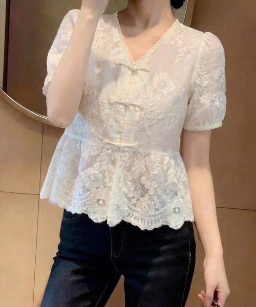 CHUL(チュル)の「レースペプラムVネックブラウス(シャツ/ブラウス・レディース・ホワイト・SMALL/X-LARGE/LARGE/MEDIUM)」の1枚目の写真