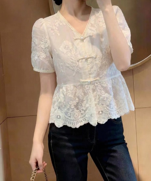 CHUL(チュル)の「レースペプラムVネックブラウス(シャツ/ブラウス・レディース・ホワイト・SMALL/X-LARGE/LARGE/MEDIUM)」の2枚目の写真