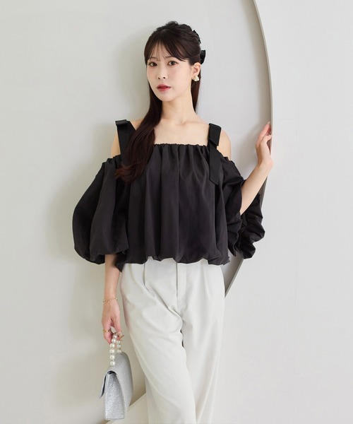 Leja(レジャ)の「【LEJA】2WAYショルダーリボンバルーンオフショルトップス(シャツ/ブラウス・レディース・ブラック/ホワイト/ピンク・FREE)」の2枚目の写真