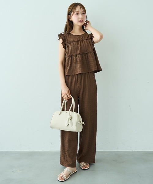 mil（ミル）の「[セットアップ] フリルブラウス×リラックスパンツ【588206】（サロペット/オーバーオール・レディース・ダークブラウン/サンドベージュ/ブラック・FREE/S/XS）」の2枚目の写真