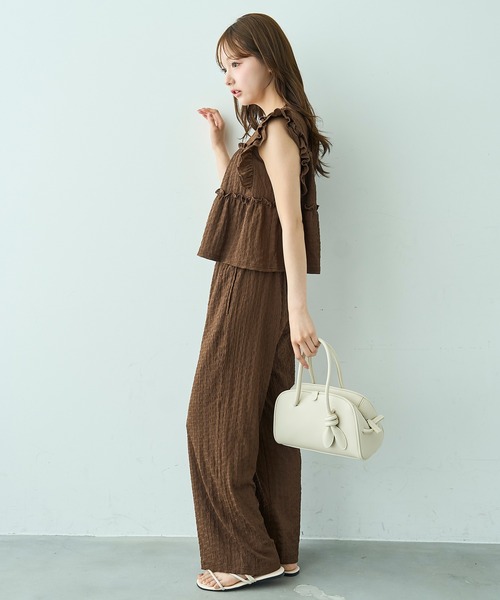 mil（ミル）の「[セットアップ] フリルブラウス×リラックスパンツ【588206】（サロペット/オーバーオール・レディース・ダークブラウン/サンドベージュ/ブラック・FREE/S/XS）」の11枚目の写真