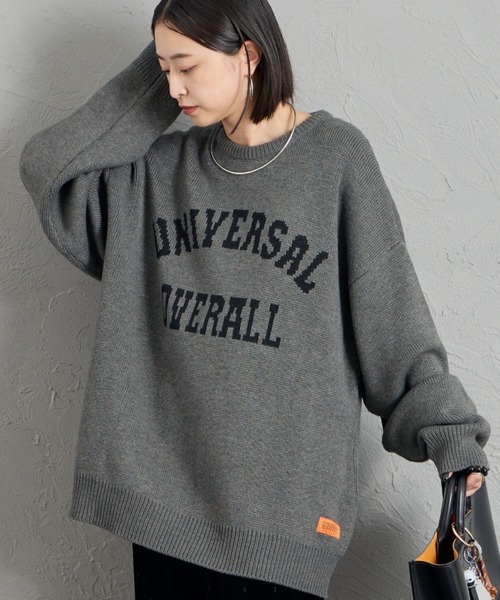 UNIVERSAL OVERALL（ユニバーサルオーバーオール）の「【WEB先行予約】[UNIVERSAL OVERALL/ユニバーサルオーバーオール] 別注 カレッジロゴ ニットセーター（ニット/セーター・レディース・ブラック/チャコール/グレイッシュベージュ・L/M/S）」の2枚目の写真