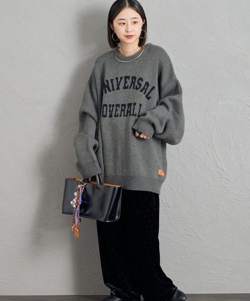 UNIVERSAL OVERALL（ユニバーサルオーバーオール）の「【WEB先行予約】[UNIVERSAL OVERALL/ユニバーサルオーバーオール] 別注 カレッジロゴ ニットセーター（ニット/セーター・レディース・ブラック/チャコール/グレイッシュベージュ・L/M/S）」の13枚目の写真