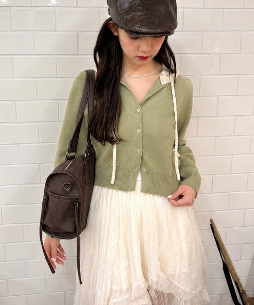 w closet(ダブルクローゼット)の「レースフーディーニットカーデ(ニット/セーター・レディース・グリーン/ブルー/アイボリー/チャコールグレー/ブラウン・FREE)」の4枚目の写真